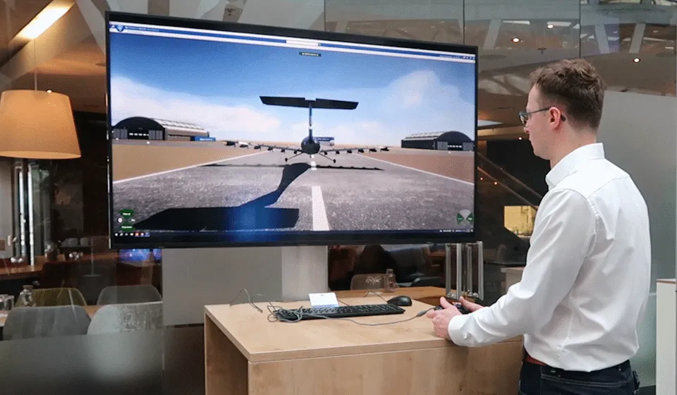 Blue Spirit Aero : un homme explore l'avion à hydrogène Dragonfly en simulation 3DEXPERIENCE
